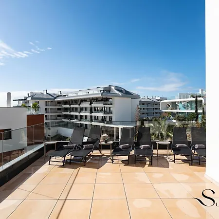 Daire Luxury Escape With Pools, Gym & Sauna *