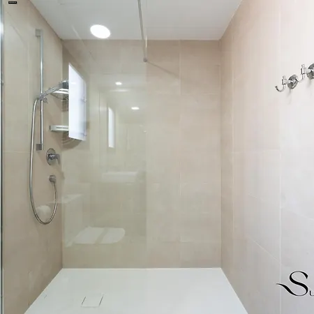 Luxury Escape With Pools, Gym & Sauna