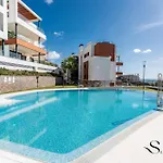 Luxury Escape With Pools, Gym & Sauna 아파트