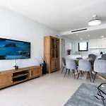 Luxury Escape With Pools, Gym & Sauna 아파트 *