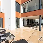 Luxury Escape With Pools, Gym & Sauna 아파트 푸엔히롤라