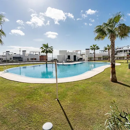 Luxury Escape With Pools, Gym & Sauna フエンヒロラ