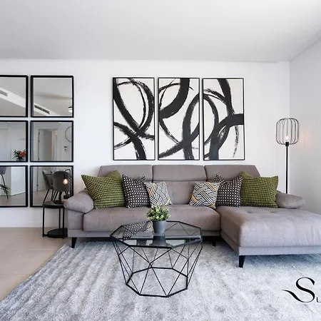 アパート Luxury Escape With Pools, Gym & Sauna フエンヒロラ