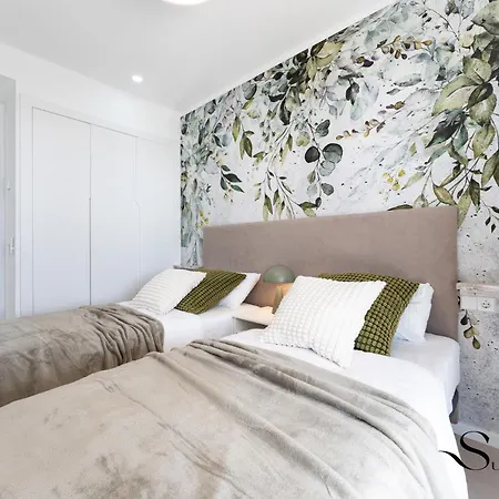 Luxury Escape With Pools, Gym & Sauna アパート *