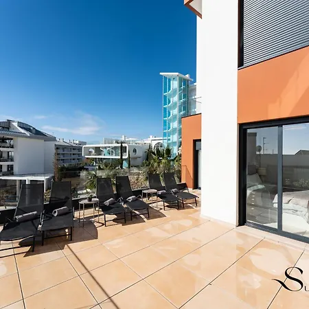 Luxury Escape With Pools, Gym & Sauna *