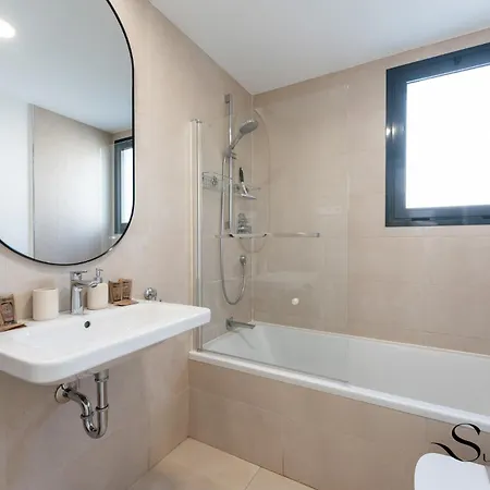 Luxury Escape With Pools, Gym & Sauna アパート フエンヒロラ