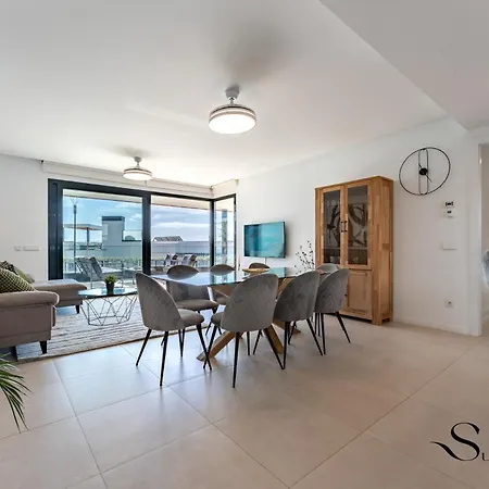 Luxury Escape With Pools, Gym & Sauna *