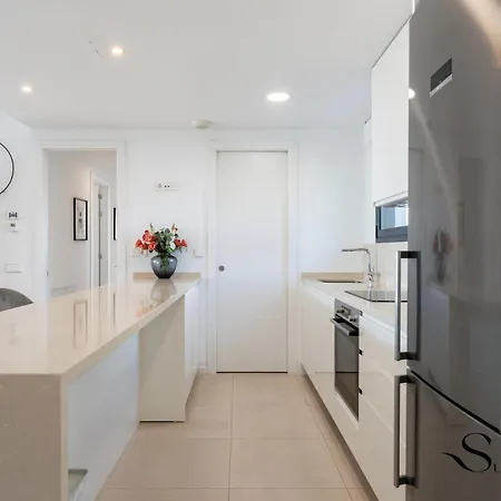 Luxury Escape With Pools, Gym & Sauna アパート *