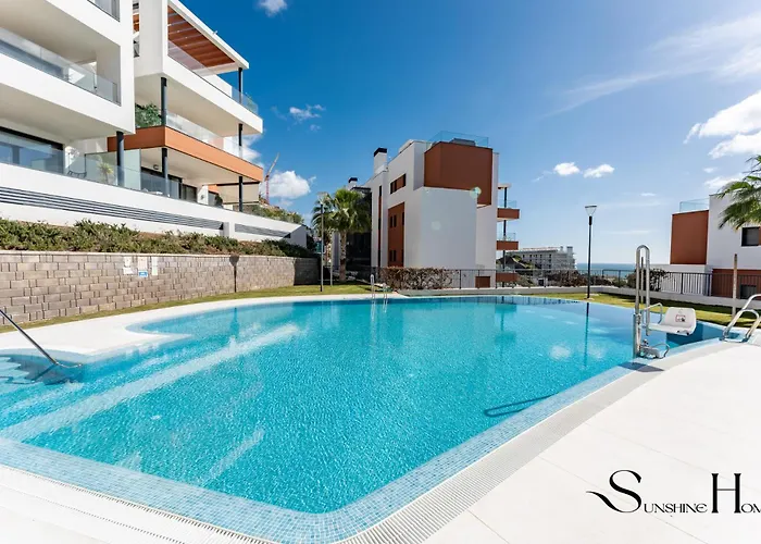 Luxury Escape With Pools, Gym & Sauna Apartment