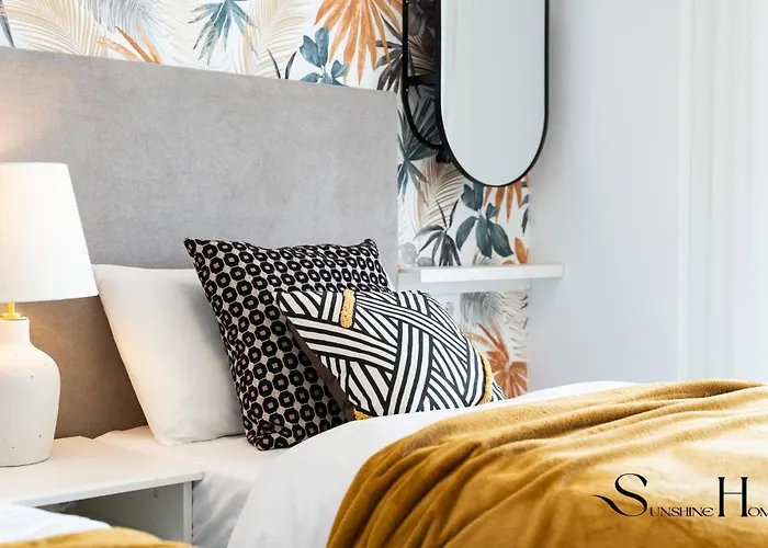 Apartment Luxury Escape With Pools, Gym & Sauna *