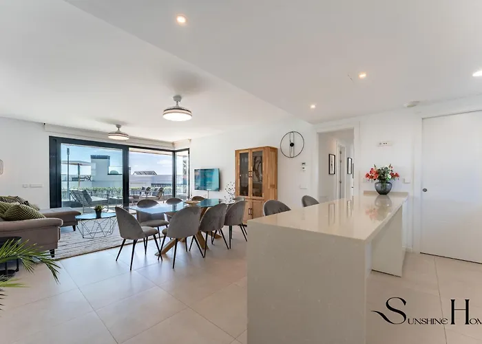 Apartment Luxury Escape With Pools, Gym & Sauna *