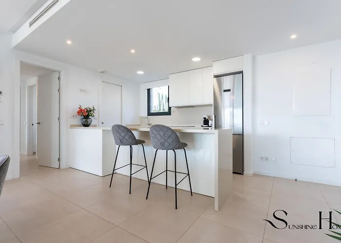 Luxury Escape With Pools, Gym & Sauna Apartment