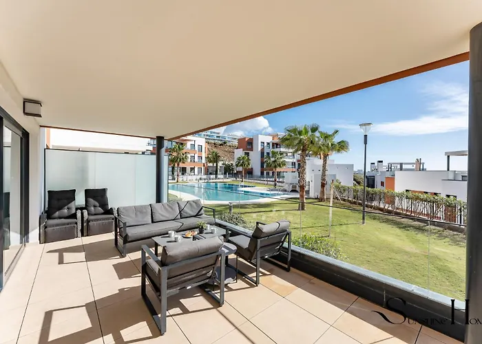 Luxury Escape With Pools, Gym & Sauna Apartment *