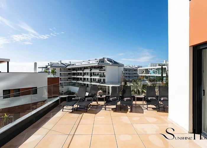 Apartment Luxury Escape With Pools, Gym & Sauna *