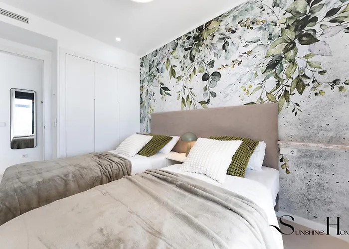 Luxury Escape With Pools, Gym & Sauna Apartment *