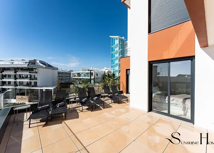 Luxury Escape With Pools, Gym & Sauna *