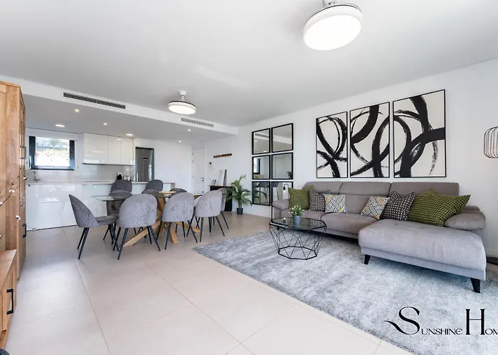 Luxury Escape With Pools, Gym & Sauna Apartment