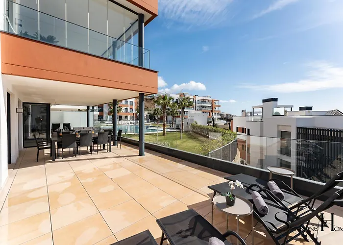 Apartment Luxury Escape With Pools, Gym & Sauna