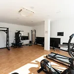 Luxury Escape With Pools, Gym & Sauna アパート