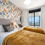 Luxury Escape With Pools, Gym & Sauna アパート フエンヒロラ