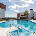 アパート Luxury Escape With Pools, Gym & Sauna フエンヒロラ