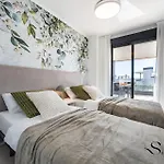 Luxury Escape With Pools, Gym & Sauna * フエンヒロラ