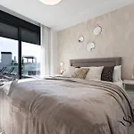 Luxury Escape With Pools, Gym & Sauna アパート フエンヒロラ