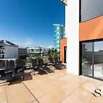 Luxury Escape With Pools, Gym & Sauna *