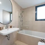 Luxury Escape With Pools, Gym & Sauna アパート フエンヒロラ
