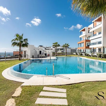 Luxury Escape With Pools, Gym & Sauna