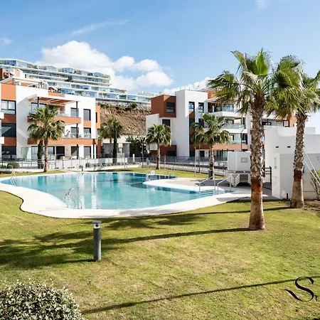 Luxury Escape With Pools, Gym & Sauna *