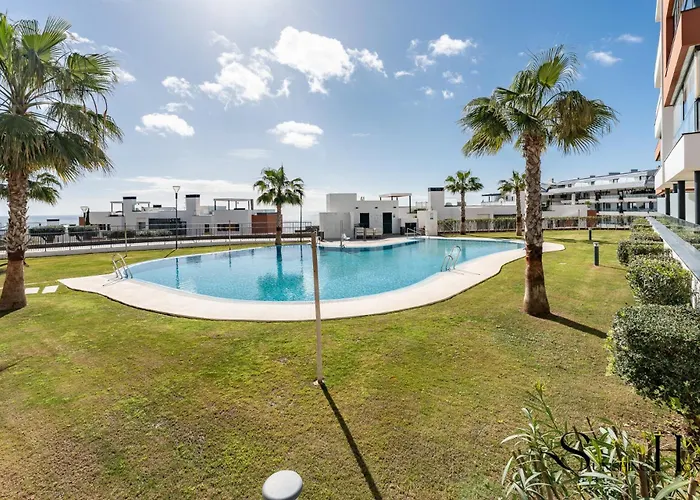 Luxury Escape With Pools, Gym & Sauna フエンヒロラ