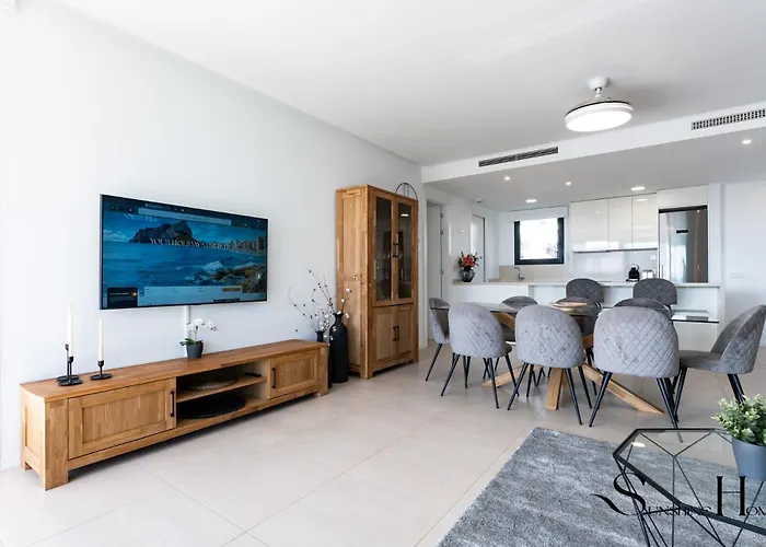 Luxury Escape With Pools, Gym & Sauna アパート *