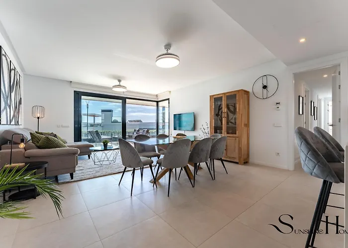 Luxury Escape With Pools, Gym & Sauna *